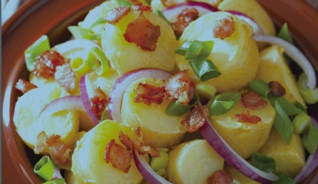 Salade de pommes de terre nouvelles lardons œufs
